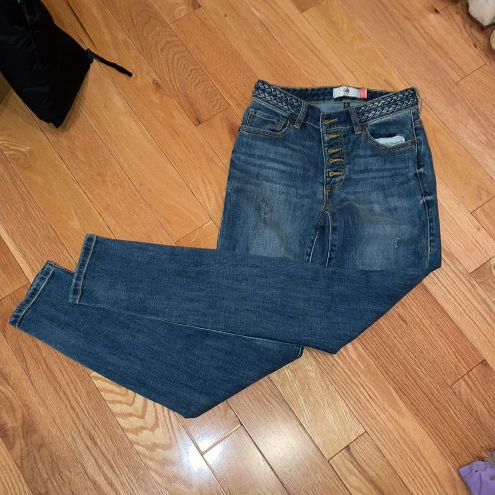 Cabi Button Fly Skinny jeans  - style 5694 (Spring 2020) - Picture 3 of 7